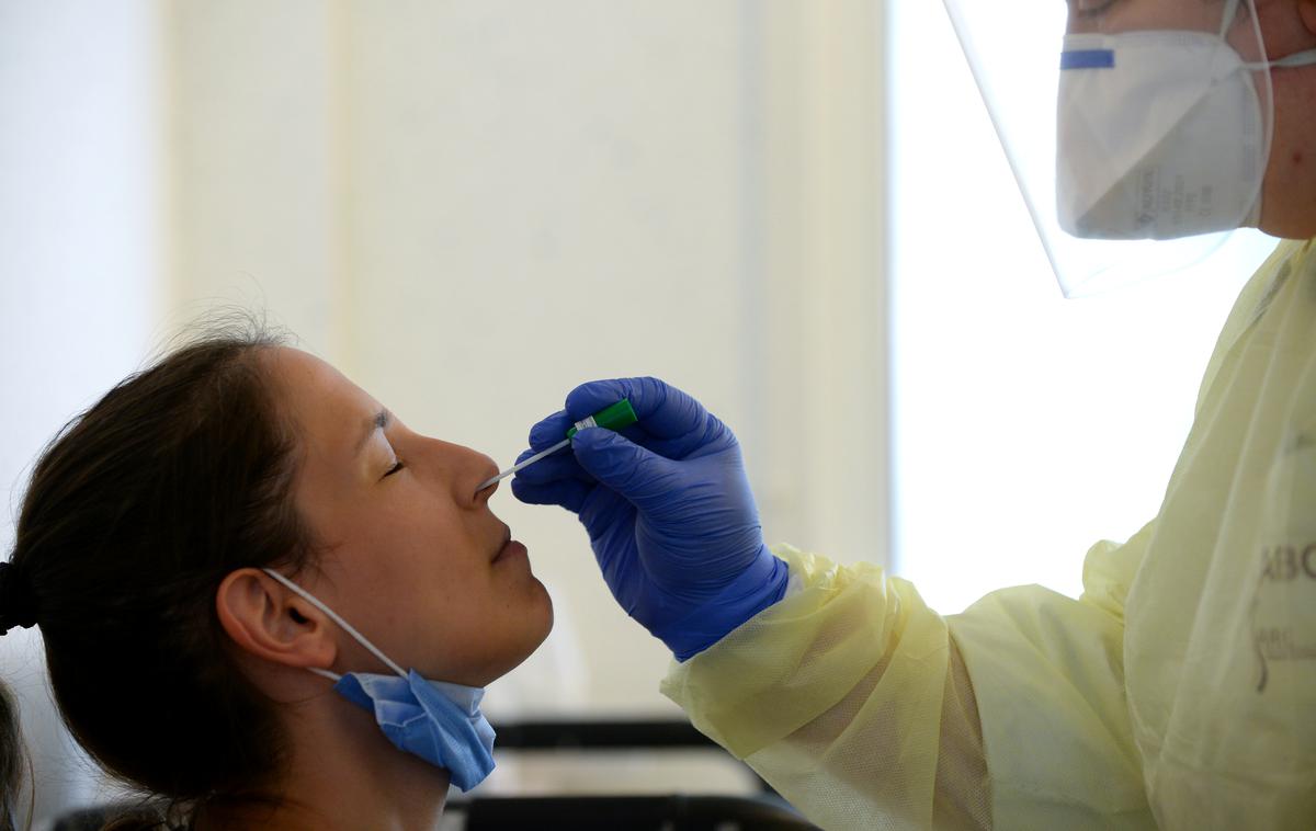 koronavirus covid test | Največ testiranj na novi koronavirus smo v Sloveniji opravili v četrtek, in sicer 1.733. | Foto Reuters