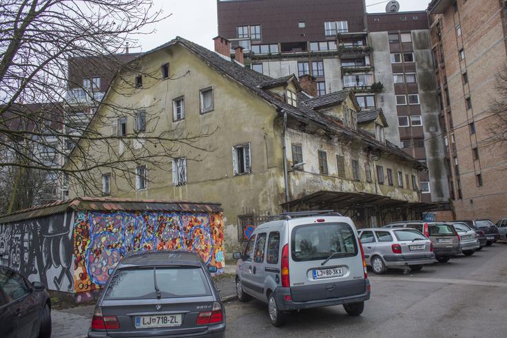 Nepremičnina nima niti enega kvadratnega metra zemljišča, saj je dvorišče v lasti Mestne občine Ljubljana. | Foto: Matej Leskovšek