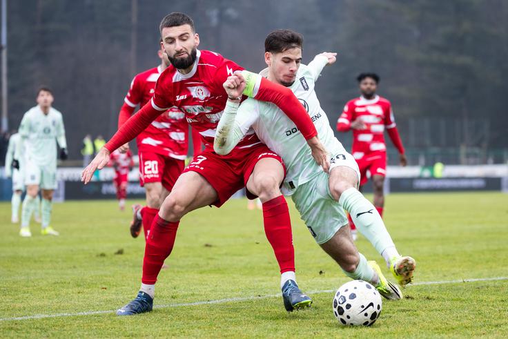 Nemanja Motika je z nekaj sreče podvojil prednost zmajev. | Foto: Jure Banfi/alesfevzer.com