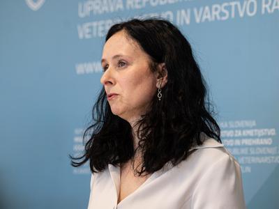 Odstopila generalna direktorica uprave za varno hrano. Kaj bo storila ministrica?