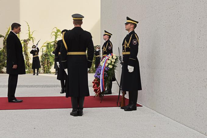 Predsednik republike Borut Pahor pri spomeniku žrtvam vseh vojn. | Foto: STA ,