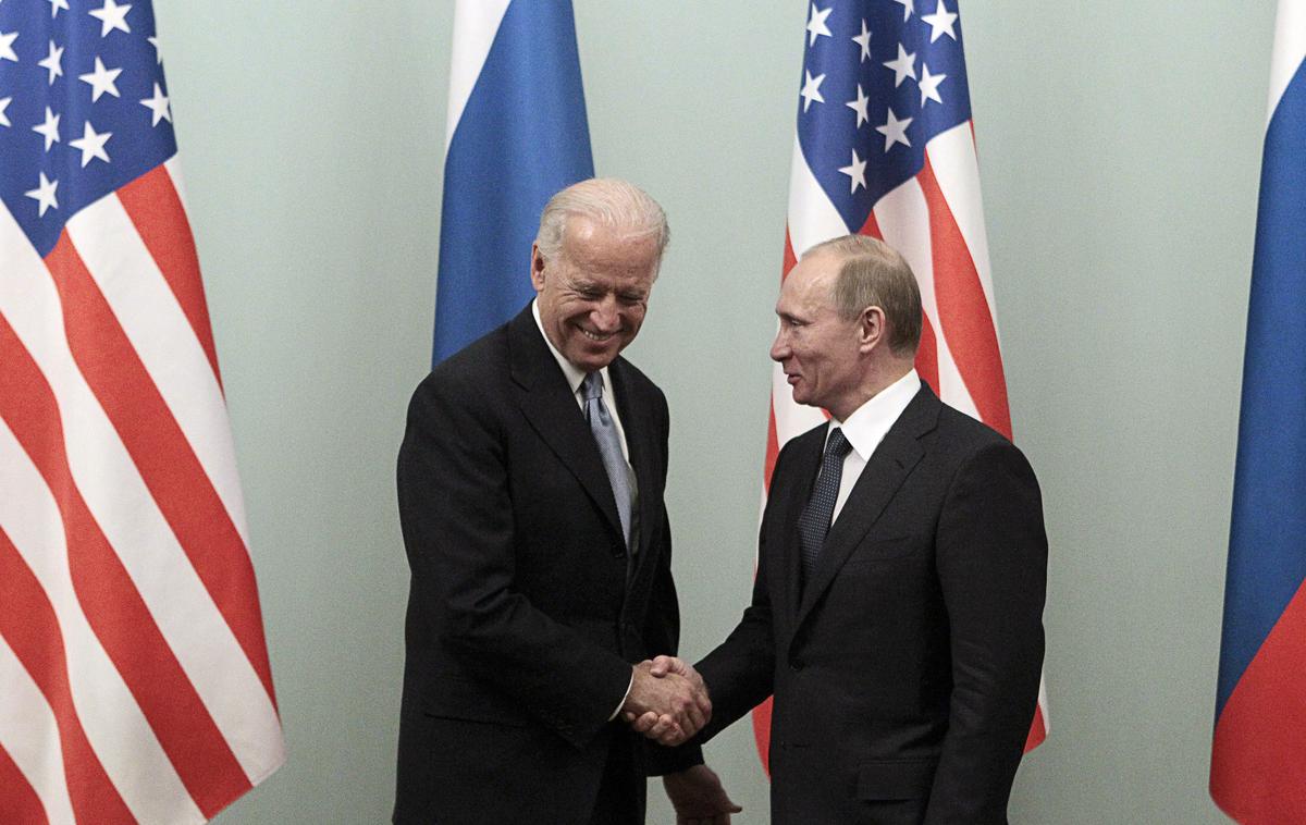 Joe Biden in Vladimir Putin | Joe Biden in Vladimir Putin na srečanju pred desetletjem v Moskvi, ko je Biden opravljal funkcijo podpredsednika ZDA, Putin pa je bil ruski premier. | Foto Reuters