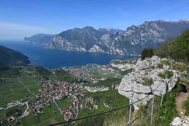 Pogled s točke Stützpunkta na Gardsko jezero, Nago in Trobole. Na drugi strani sta Pregasina in Punta Larici. | Foto: Matej Podgoršek