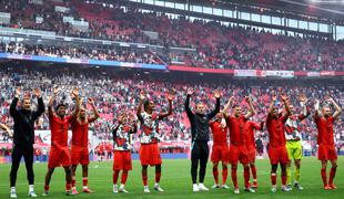 Bayern po spodrsljaju Bayerja odprl šampanjec
