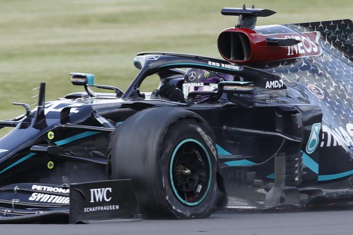 Lewis Hamilton - Silverstone | Lewisu Hamiltonu je s predrto pnevmatiko le uspelo pripeljati v cilj in se je v Silverstonu veselil svoje 87. zmage v formuli ena. | Foto Reuters