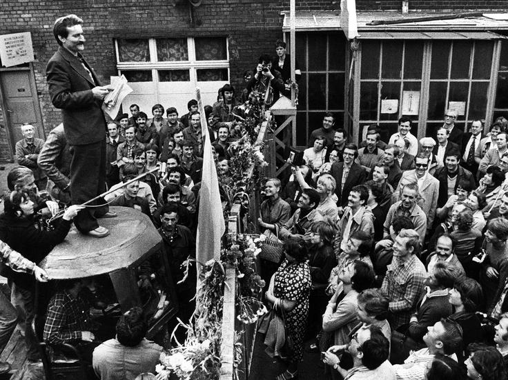 Lech Walesa je avgusta 1980 postal vodja stavkajočih delavcev v ladjedelnici v Gdansku. Stavkajoči delavci so komunistično oblast stisnili v kot, zaradi česar je naslednje leto prevzela oblast  poljska vojska, ki je padec komunizma na Poljskem odložila za nekaj let. Komunisti so na Poljskem izgubili oblast leta 1989. Kmalu so Poljakom sledile tudi druge vzhodnoevropske države, novembra 1989  je v Vzhodni Nemčiji padel tudi berlinski zid. | Foto: Reuters