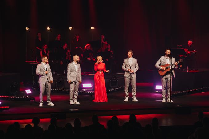 Pevka Alya je s Kvatropirci na odru Cankarjevega doma zapela skladbi Spet zaljubljena in Pesem. | Foto: Žan Zajc, Innea studio