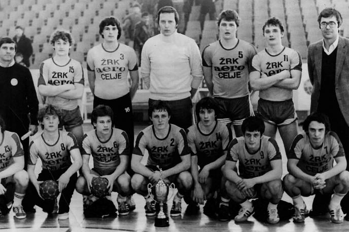 Peter Hribernik, RK Celje | Peter Hribernik (prvi z leve v zgornji vrsti) je nazadnje v klubu deloval kot tehnični vodja članske in mladinske ekipe, s katero je leta 1980 in 1982 osvojil tretji in četrti naslov najboljših v bivši Jugoslaviji. | Foto RK Celje Pivovarna Laško