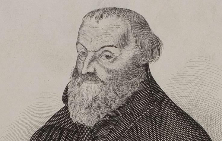 Primož Trubar je oče slovenskega knjižnega jezika. Leta 1550 je izdal prvo slovensko tiskano knjigo Katekizem, v katerem je svoje rojake imenoval Slovenci. Katekizem je sicer priročnik o vprašanjih vere.  Protestantizem se ni mogel zakoreniniti v slovenskih deželah, ki so spadale v Sveto rimsko cesarstvo, saj so bili Habsburžani zvesti katoliški veri in so v skladu z načelom cuius regio, eius religio lahko pregnali protestante. Kljub odhodu protestantov se je slovenski knjižni jezik tudi po zaslugi Hrena ohranil. Protestantizem se je na Slovenskem ohranil samo v Prekmurju, in sicer zato, ker ni spadal pod Sveto rimsko cesarstvo in je bilo ogrsko protestantsko plemstvo preveč močno.  | Foto: commons.wikimedia.org