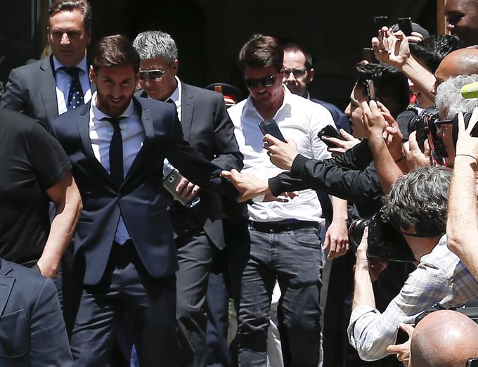 Zvezdnik Barcelone bo moral plačati še dva milijona evrov kazni. | Foto: Reuters