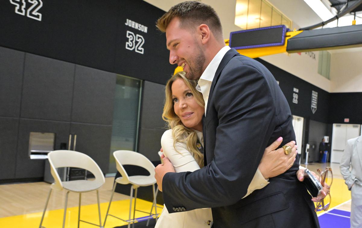 Jeanie Buss & Luka Dončić | Včeraj se je v LA objemal s slavno Jeanie Buss, zvečer je že prepeval v Las Vegasu na koncertu slavnih Backstreet Boys.  | Foto Reuters