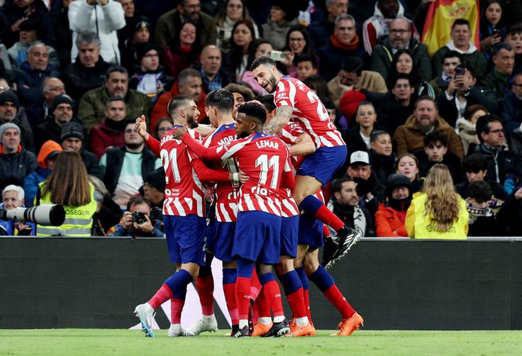 Jose Maria Gimenez je Atletico, ki je imel takrat igralca manj na igrišču, popeljal v vodstvo v 74. minuti. | Foto: Reuters