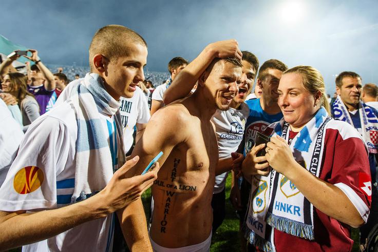 Roman Bezjak v objemu reških navijačev po nepozabni zmagi nad Cibalio, ki je Rijeki zagotovila naslov hrvaškega prvaka. | Foto: Grega Valančič/Sportida