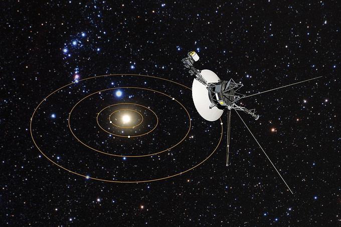 Voyager 1 je naše Osončje zapustil leta 2012 in je tako prvo človeštvo raziskovalno plovilo, ki je vstopilo v medzvezdni prostor. Po napovedih Nase bo sonda delovala še do leta 2025, potem pa bo radioizotopnemu termoelektričnemu generatorju, ki poganja njene instrumente, počasi zmanjkalo sape.  | Foto: Thomas Hilmes/Wikimedia Commons