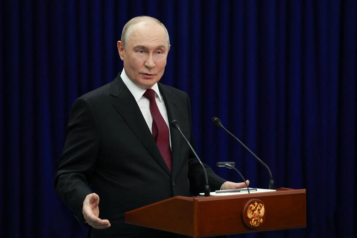 "Kje so dokazi?" se je na novinarski konferenci v prestolnici Kirgizistana Biškek v torek vprašal Putin. | Foto: Reuters