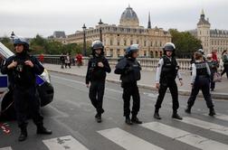 Po napadu z nožem na pariške policiste aretirali peterico