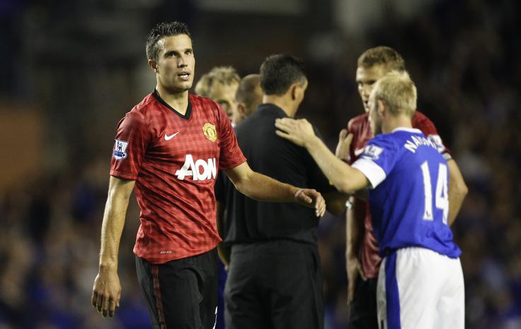 Robin van Persie je prišel leta 2012 k Manchester Unitedu iz Arsenala, kjer je bil tudi kapetan, in navduševal občinstvo na Old Traffordu. Na prvi tekmi ni mogel biti zadovoljen, saj je debitiral ob porazu na Goodison Parku (0:1). | Foto: Guliverimage