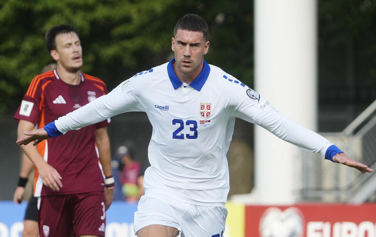 Dušan Vlahović | Srbi so v prvem krogu z 1:0 premagali Latvijo, gol je dosegel Dušan Vlahović. Nocoj se bodo doma pomerili s še neporaženo Anglijo. | Foto Reuters