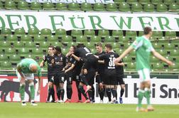 Schalke in Werder se selita v drugo ligo, rekord Lewandowskega