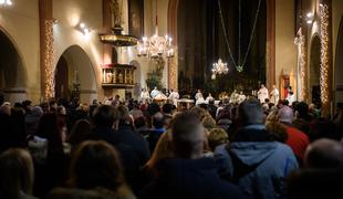 Mariborski nadškof: Sveta noč je noč, ki nagovarja vsakega