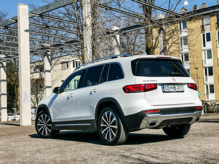 S svojo nekoliko bolj kockasto obliko spominja na legendardni mercedesov model GLK. | Foto: Gašper Pirman