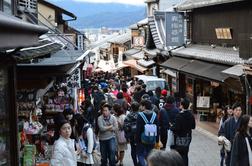 V Kjotu nad turiste, ki s selfiji nadlegujejo gejše #video