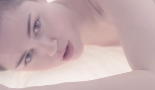 Miley spet razgaljena v videospotu 