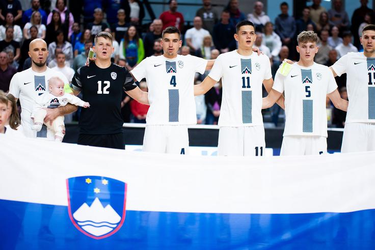 Igor Osredkar (skrajno levo) nastopa v slovenski izbrani vrsti tudi z Luko Čopom (drugi iz desne, številka pet), s katerim sta pred osmimi leti posnela skupno fotografijo. Takrat je imel Čop komaj 14 let. | Foto: Filip Barbalić