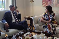 Pahor pri ameriški veleposlanici, pozornost ukradla bogato obložena miza