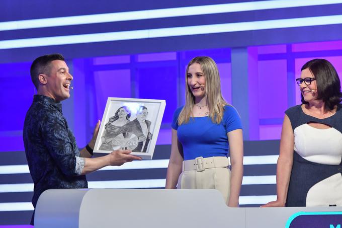 Tekmovalka Vanesa je voditeljema predala portret, ki ga je sama narisala. Klemen in Nataša sta bila navdušena. | Foto: Planet TV
