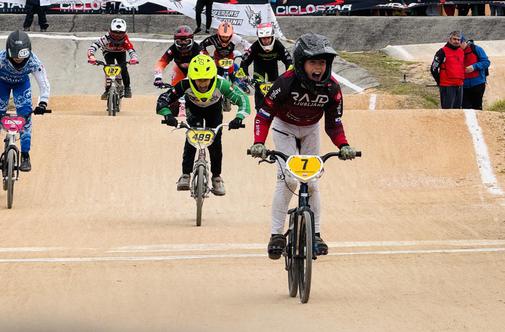 Skoraj 500 tekmovalcev v Italiji, v finale dirk z BMX tudi Slovenci