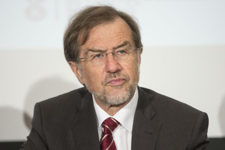 "Če bomo vse te afere, ki jemljejo denar iz žepov davkoplačevalcev, pospravili pod mizo, se bo izčrpavanje Slovenije nadaljevalo," trdi Lojze Peterle. | Foto: Matej Leskovšek