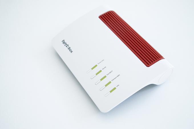 FRITZ!Box 7590 AX podpira brezžični standard WiFi 6, ki nima prednosti le pri mogočih hitrostih prenosa, temveč tudi pri optimizaciji upravljanja omrežja, zlasti kadar pri visoki stopnji zasedenosti omrežja več naprav omrežja tekmuje za isti kanal.  | Foto: Ana Kovač