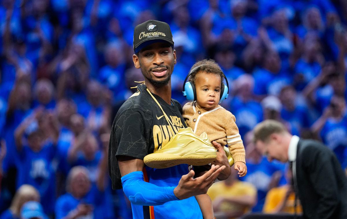 Shai Gilgeous Alexander | Shai Gilgeous-Alexander je po največjem uspehu v karieri delil veselje tudi z ženo Hailey Summers in hčerko Ares. | Foto Reuters