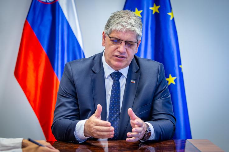 Minister Boštjan Poklukar pravi, da so se zmanjšale nezakonite migracije, a globalne razmere – na primer napetosti v Iranu – lahko hitro sprožijo nov migracijski val. Terorizem, napadi na šole, kibernetske grožnje – vse to so izzivi, ki jih za zdaj obvladujemo, a zahtevajo stalno pripravljenost. | Foto: Gaja Hanuna