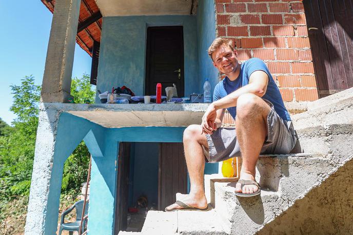 Justus Reid | Justus Reid je prenovo hiše "za pet tisoč evrov" začel v drugi polovici junija, danes pa je napredek na nepremičnini in v njeni okolici neverjeten. | Foto Pixsell/Goran Stanzl