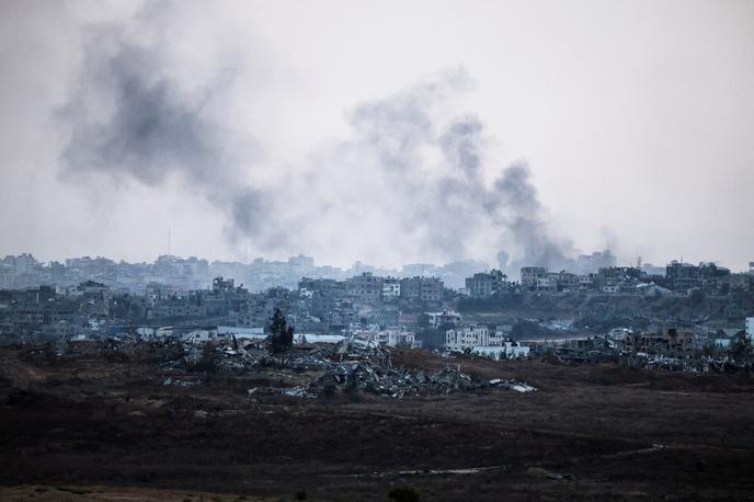 Gaza | Izraelski svetovalec za nacionalno varnost Zahi Hanegbi je medtem danes izjavil, da bi lahko vojna v Gazi trajala do konca letošnjega leta. "Morda bomo imeli še sedem mesecev bojevanja, da bi utrdili svoj uspeh in dosegli to, kar smo opredelili kot uničenje moči in vojaških zmogljivosti Hamasa," je pojasnil. | Foto Reuters
