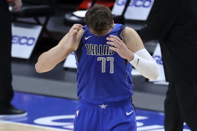Luka Dončić | Luka Dončić je moral v teksaškem obračunu priznati poraz košarkarjem San Antonio Spurs. | Foto Reuters