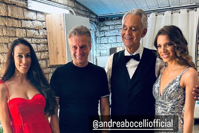 Gaber, Golob, Avsenik, Bocelli | Golob in Gaber na koncertu Andree Bocellija, na katerem je kot pop pevka nastopila tudi pevka Monika Avsenik (skrajno desno). | Foto instagram/anze.langus.petrovic