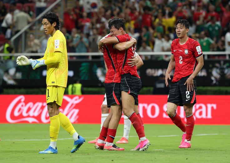 Rožnate nogometne čevlje je nosila tudi večina reprezentantov Južne Koreje. | Foto: Reuters