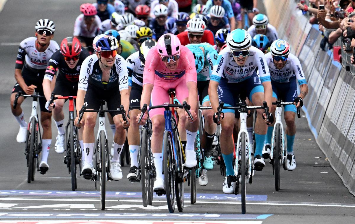 Mads Pedersen Giro 2025 | Mads Pedersen je v 5. etapi Gira osvojil tretjo etapno zmago in ostaja v rožnati majici vodilnega. | Foto Reuters