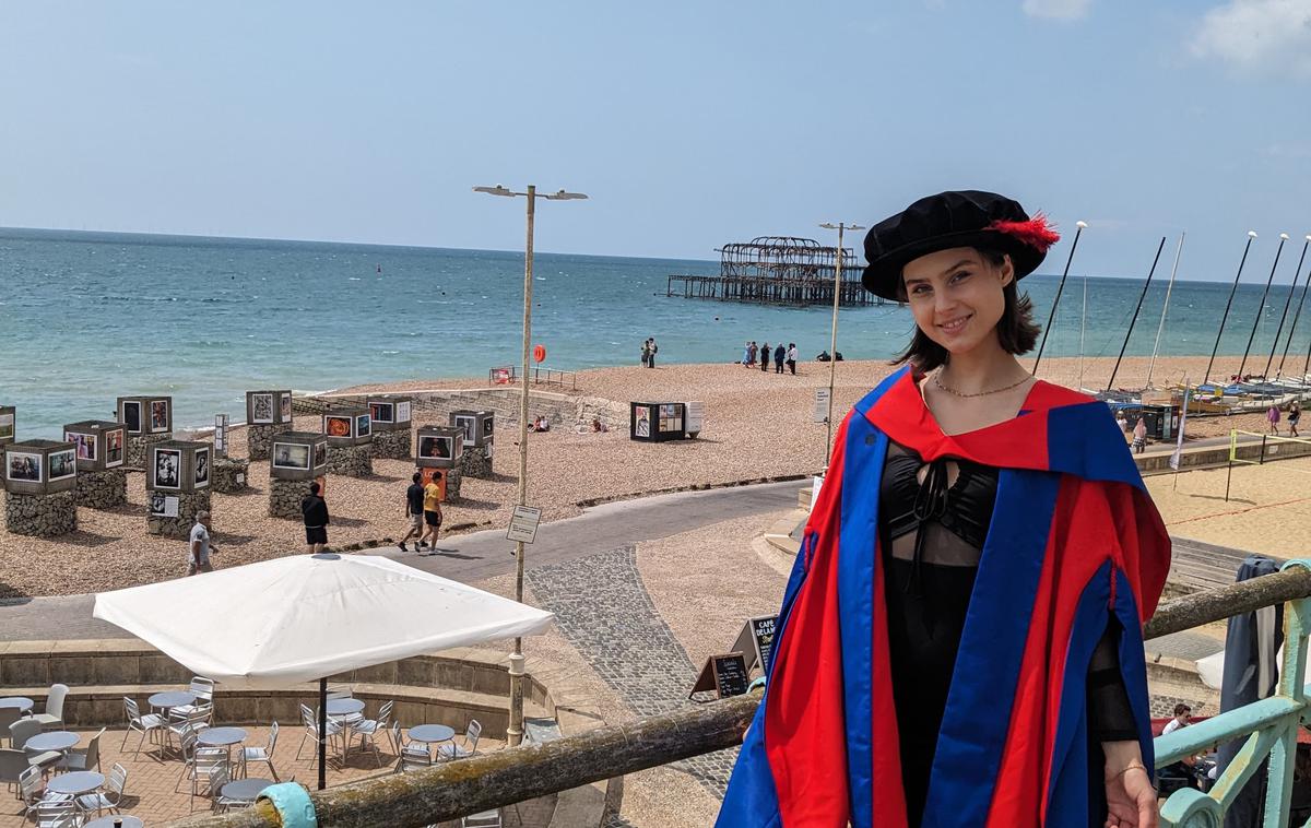 Maruša Levstek, Anglija, Prek meja | Na podelitvi doktorata v obmorskem Brightonu | Foto osebni arhiv