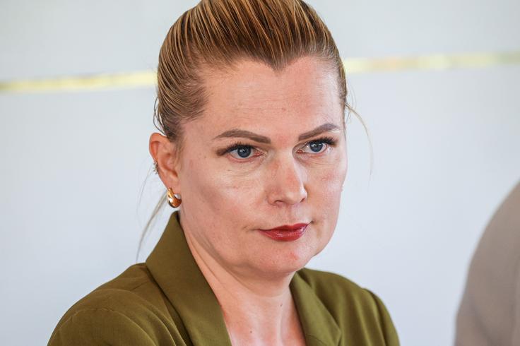 Od pristojnih institucij tudi sicer pričakujejo ukrepanje. Kot je povedala generalna sekretarka Sindikata delavcev prometa in zvez Slovenije, v okviru katerega deluje sindikat taksistov, Saška Kiara Kumer, je mogoče licenco za taksista pridobiti hitro in enostavno. "Nanjo je mogoče vezati večje število avtomobilov, kar omogoča delo na črno," je opozorila. | Foto: Daniel Novakovič/STA
