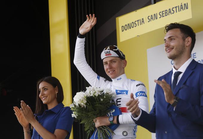Tadej Pogačar je ubranil belo majico vodilnega v seštevku mladih kolesarjev na Touru.  | Foto: Reuters
