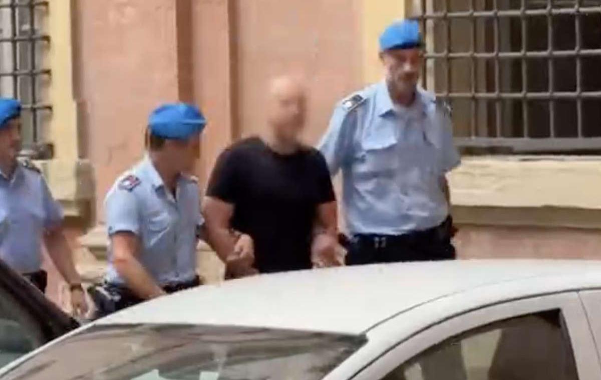 Sergij Kuznecov | Sergij Kuznecov v spremstvu italijanskih policistov. Od avgusta je priprt v enemu najstrožje varovanih zaporov v Italiji, kjer so med drugim zaprti tudi pripadniki teroristične organizacije Islamska država.  | Foto Profimedia