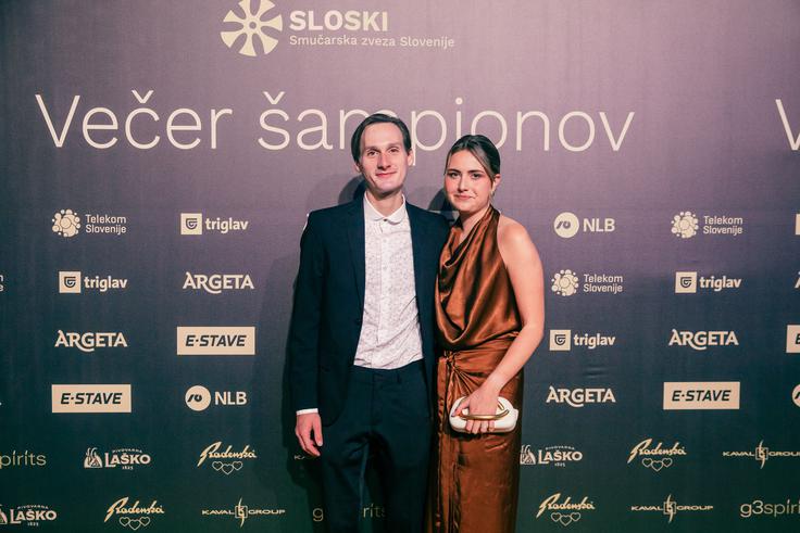 Čeprav najmlajši izmed bratov Prevc svojega zasebnega življenja ne obeša na veliki zvon, svoje partnerke Špele ne skriva. | Foto: Mediaspeed