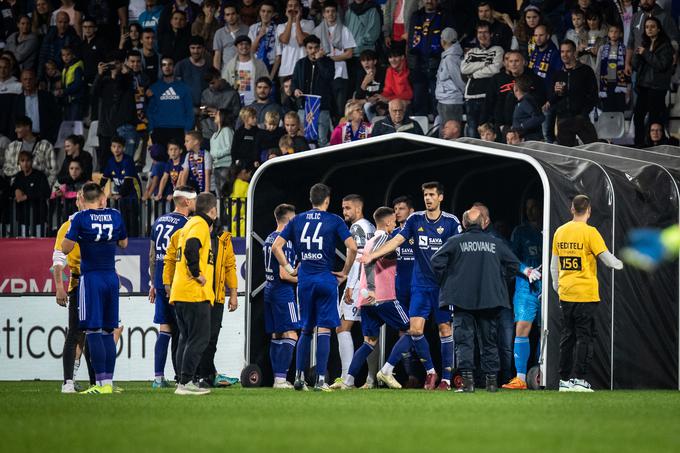 V Ljudskem vrtu se je sobotni dvoboj med Mariborom in Koprom zaradi incidentov podaljšal za 30 minut. | Foto: Blaž Weindorfer/Sportida