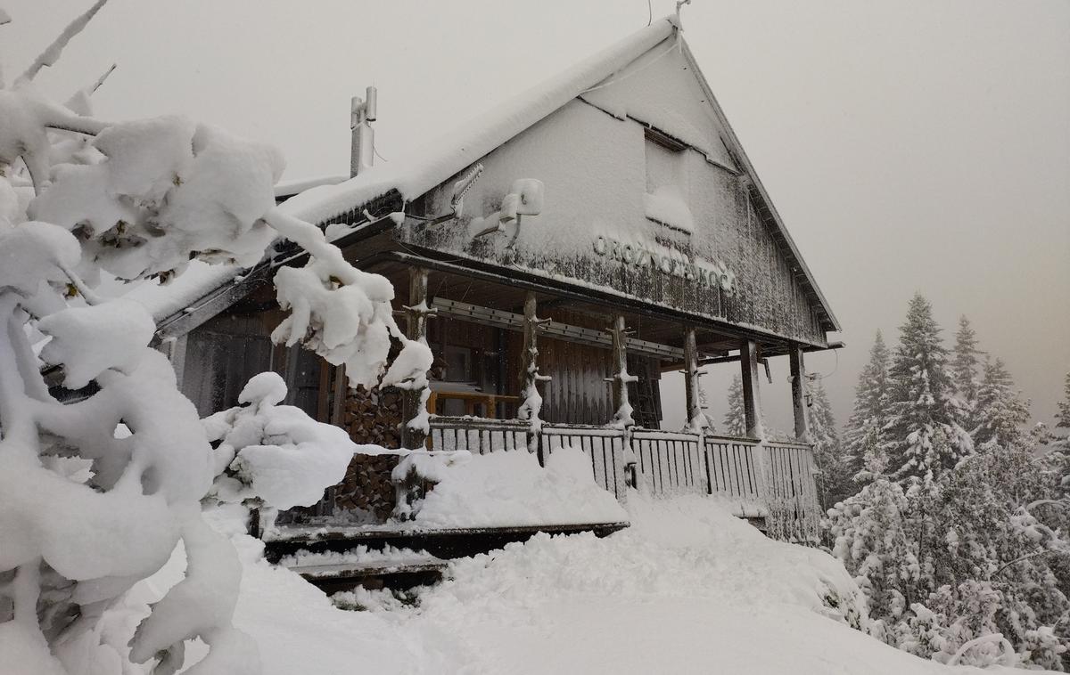 Orožnova koča | Orožnova koča na planini za Liscem v nedeljo ob 12. uri. Oskrbnik Franci Beguš poroča o 28 centimetrih snega. | Foto Orožnova koča na Planini za Liscem