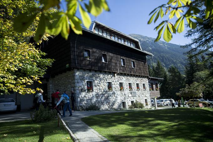 Izhodiščna točka je Valvasorjev dom, ki je bil že trikrat izbran za naj planinsko kočo. | Foto: Ana Kovač