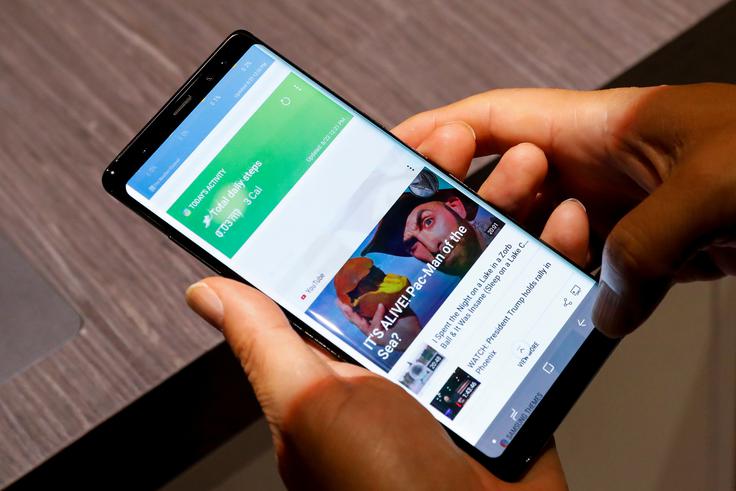 Čeprav ima zaslon z diagonalo kar 6,3 palce oziroma 16 centimetrov, so tisti, ki so pametni telefon Samsung Galaxy Note 8 že držali v dlani, opazili, da se zdi manjši in bolj obvladljiv kot iPhone 7 Plus, katerega zaslon počez meri "samo" 15 centimetrov (5,5 palcev). Razlog za to je predvsem Samsungovo prizadevanje, da bi s sprednje strani naprave umaknil čim večji del robov, ki obdajajo zaslon.  | Foto: Reuters